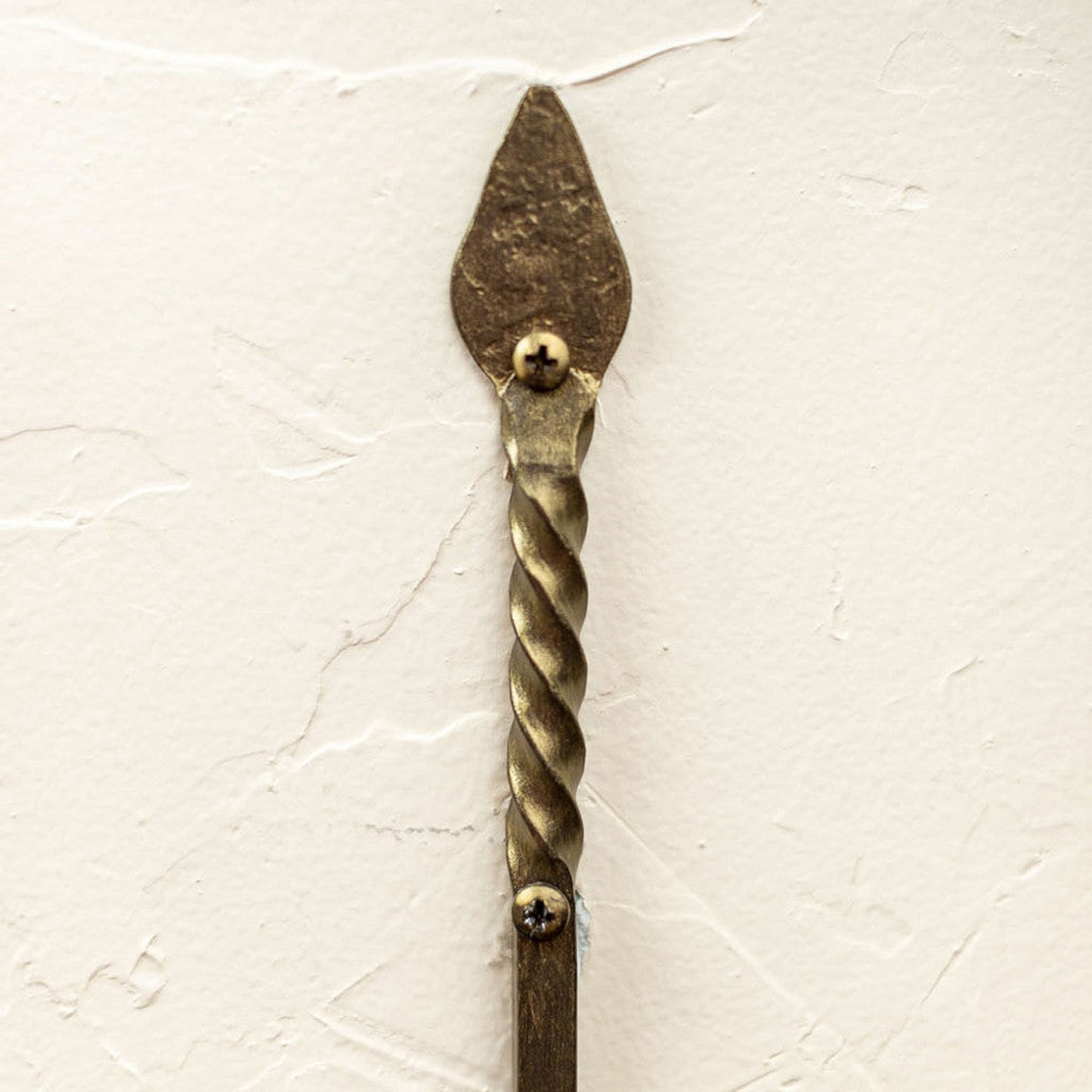 Stone County Ironworks Tulip Twist 24" Hand Rubbed Ivory Iron Towel Bar