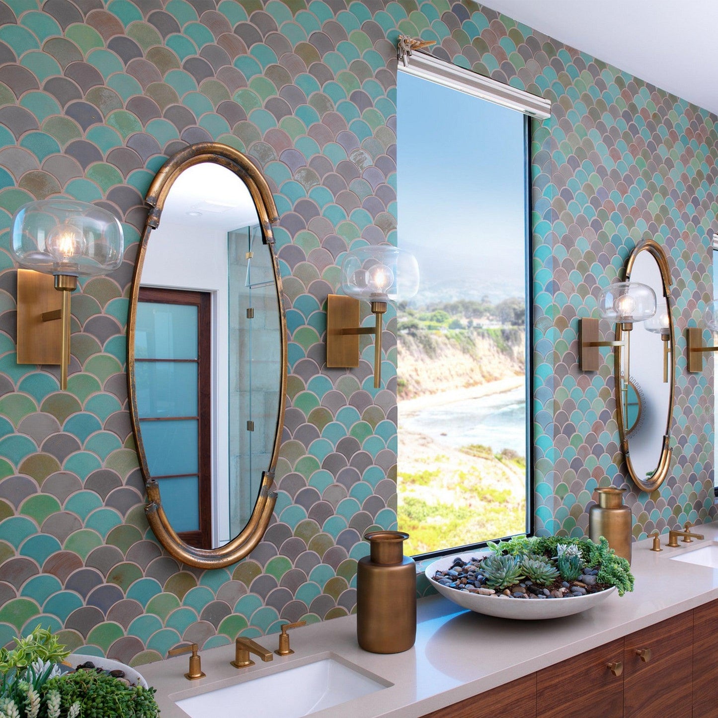 Jamie Young Scando 9" x 14 1-Light Antique Brass Wall Sconce With Clear Blown Glass Shade