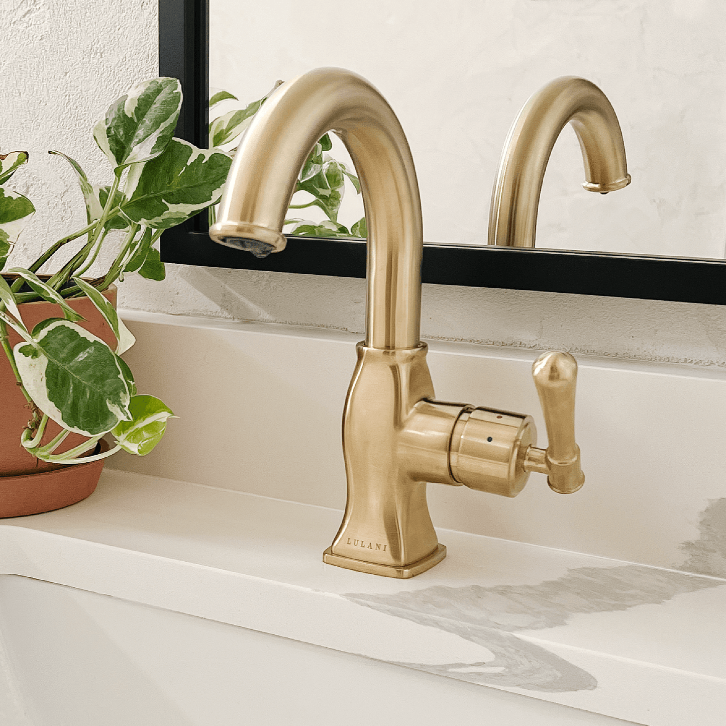 Lulani Aurora Champagne Gold 1.2 GPM Single Hole 1-Handle Brass Faucet With Drain Assembly