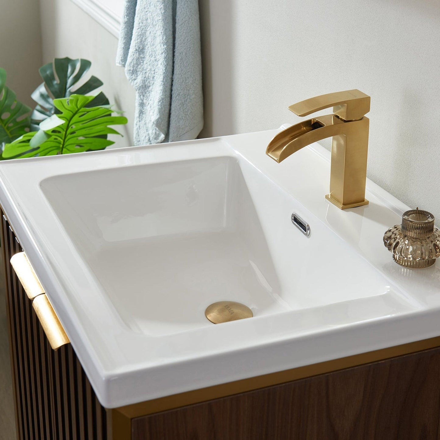 Vinnova Donostia 24" Single Vanity In North American Light Walnut Finish With Ceramic Undermount Sink With Mirror