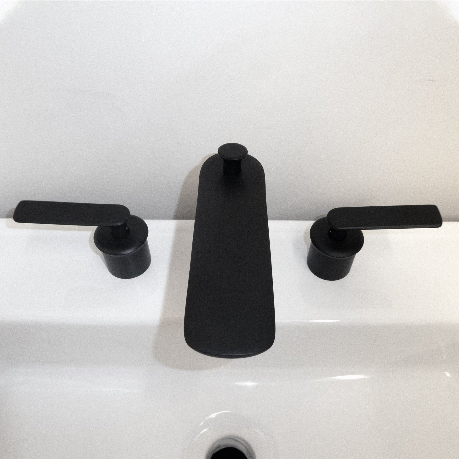 Bellaterra Home Modica 6" Double-Handle Widespread New Black Bathroom Faucet With Overflow Drain Assembly