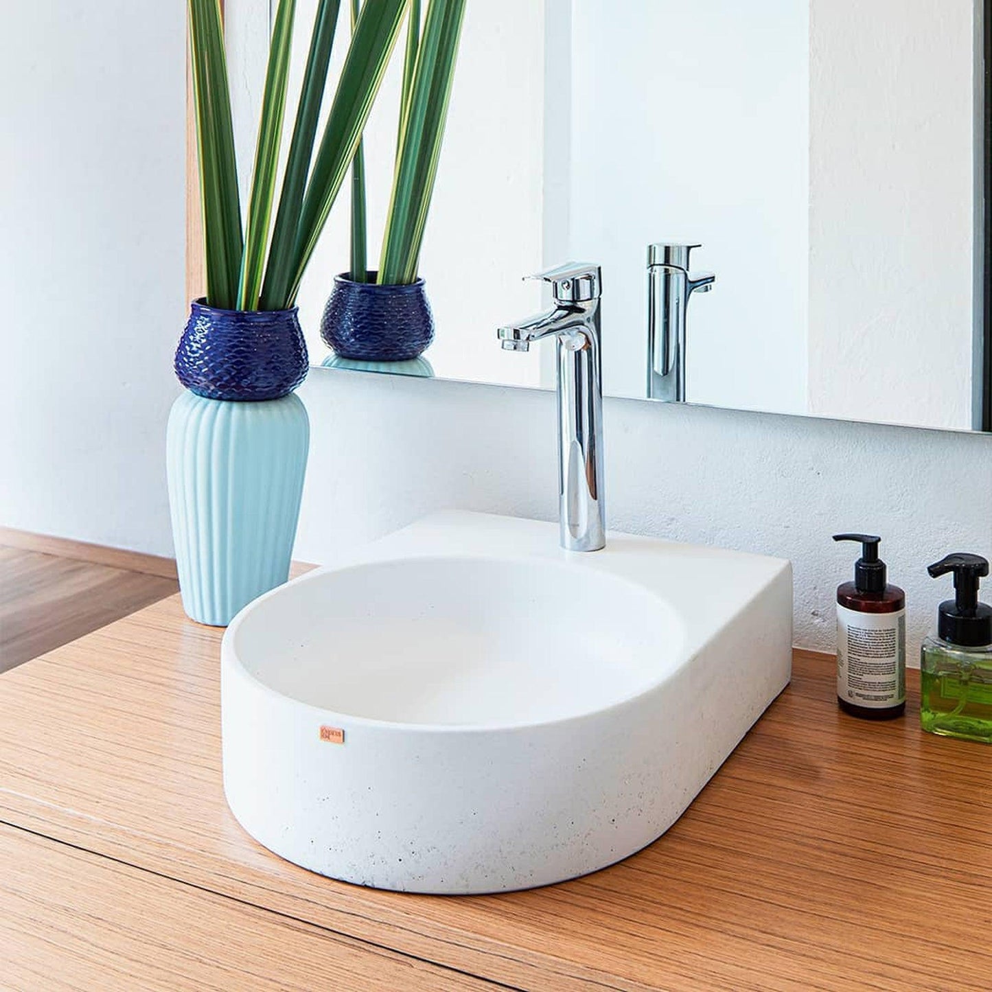 Konkretus Bahia01 15" Tulum White Wall-Mounted Round Vessel Concrete Bathroom Sink