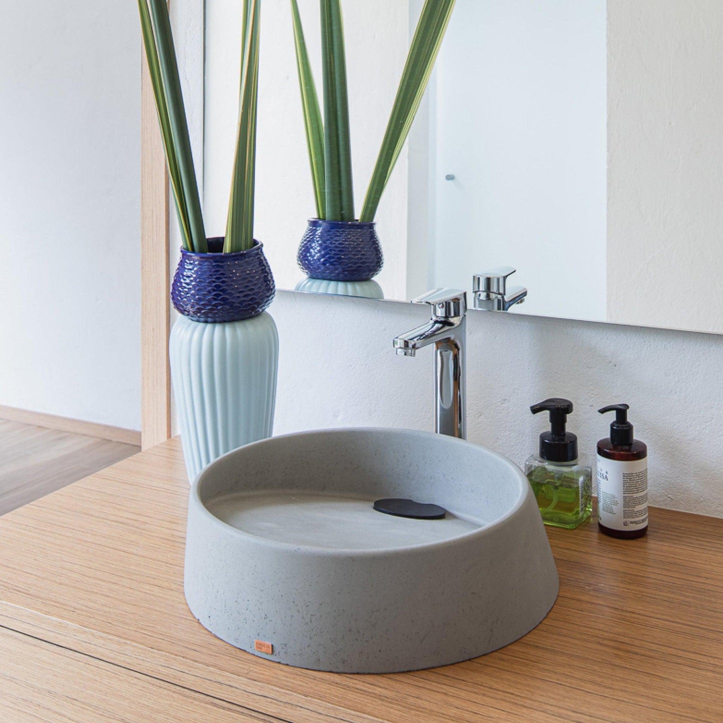 Konkretus Dal04 16" Shadow Gray Top Mount Round Vessel Concrete Bathroom Sink